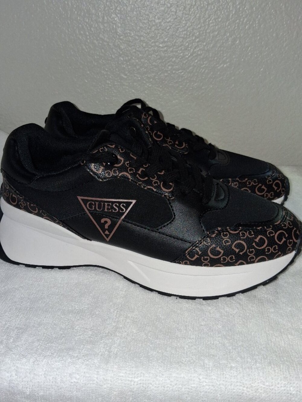 Guess Tenis shoes black and brown size 8 1/2 Used